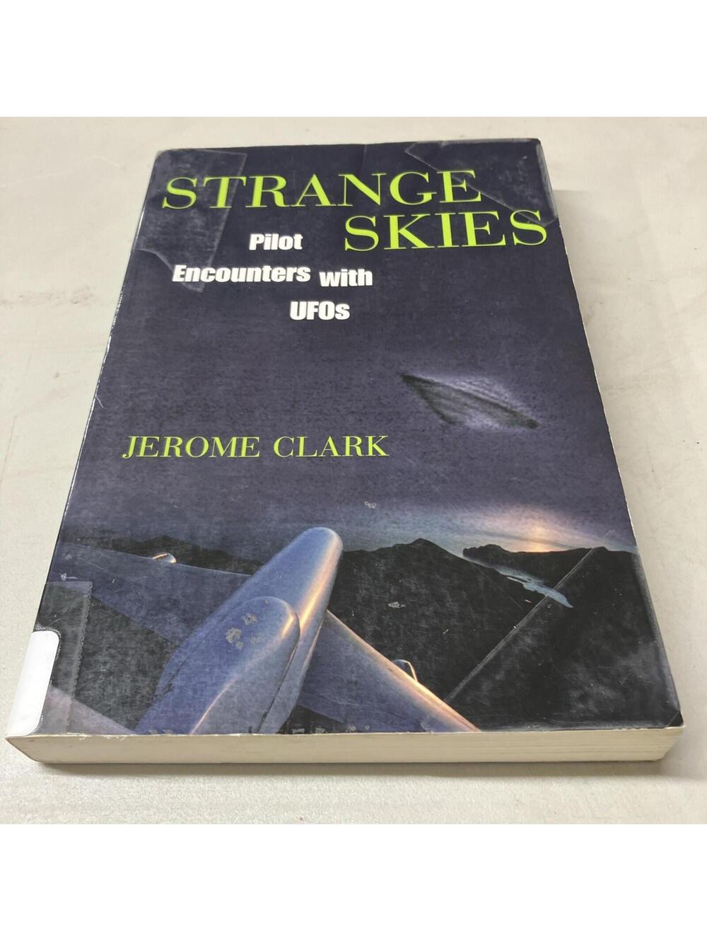Strange Skies: Pilot Encounters With UFOs By Jerome Clark (2003 PB) VG Condition